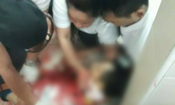 น้อยใจเมีย! พนักงานหนุ่มปาดคอตัวเอง กลางศูนย์อาหารห้างดังลาดพร้าว
