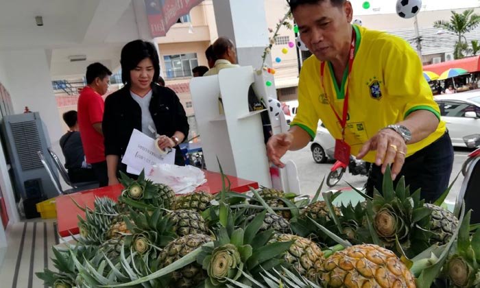 โค้งสุดท้ายบอลโลก! ปณ.งัดกลยุทธ์ใครซื้อบัตรทายผล 100 ใบ แถมฟรีสับปะรด