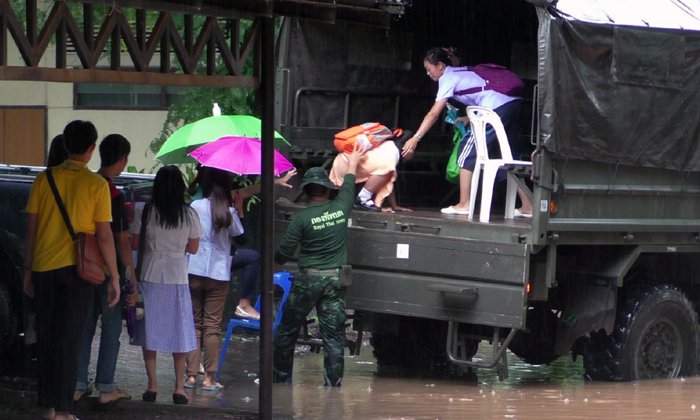 ฝนกระหน่ำ น้ำท่วมบ้านพักโรงพยาบาลและโรงเรียนบึงกาฬครั้งที่ 3 ในรอบ 2 เดือน
