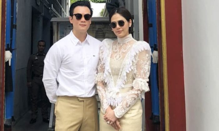 สวยสง่าในชุดทำบุญของ "ชมพู่ อารยา" มาพร้อมกับ "น็อต วิศรุต" และลูกแฝด