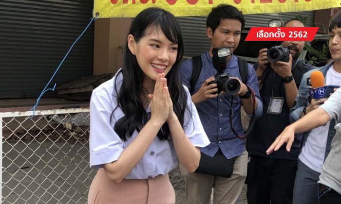 งานเยอะแค่ไหนก็มาใช้สิทธิ์ “เฌอปราง BNK48″ เลือกตั้งล่วงหน้าที่เขตบางแค