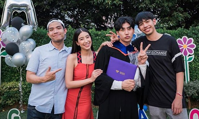 "มิ้นต์ ชาลิดา" ปลื้มใจ "ม่อน ธนัชชัย" น้องชายรับปริญญา