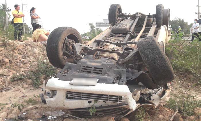 แยกวัดใจมีแต่สูญเสีย-จยย.และกระบะต่างฝ่าสัญญาณไฟชนสนั่นเสียชีวิต 1 ศพ