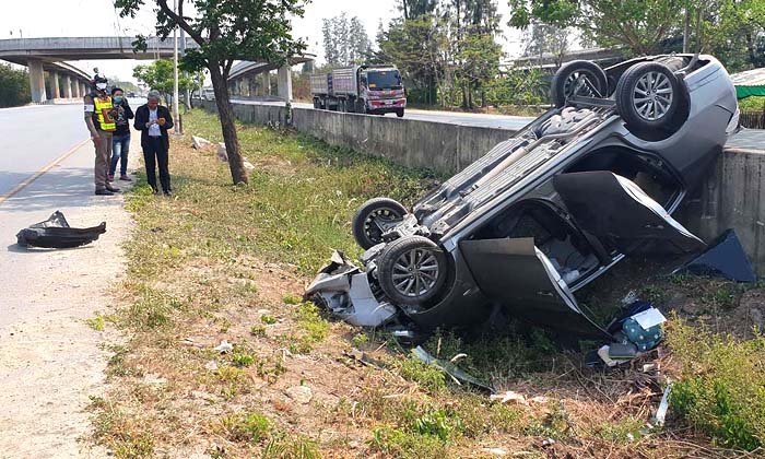 ถนน "347 ปทุมธานี-บางปะหัน" ร่องลึกเป็นทางยาว-ทำเก๋งเสียหลักคนขับหวิดดับ