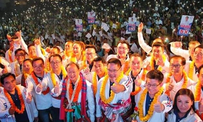 เลือกตั้ง 2562: โซเชียลจับโป๊ะ "พลังประชารัฐ" แชร์ภาพปราศรัยเหมือนตัดต่อ