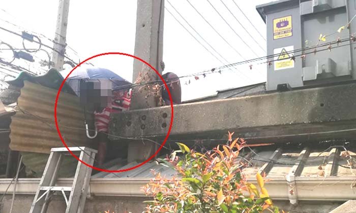 หวิดดับหนุ่มเมียนมา-รับจ้างเปลี่ยนกระเบื้องพลาดถูกไฟฟ้าดูด ก่อนกู้ชีพเร่งยื้อชีวิต