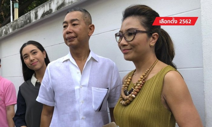 เลือกตั้ง 2562: ผบ.ทบ.พร้อมครอบครัวใช้สิทธิเลือกตั้ง ยืนยันกองทัพวางตัวเป็นกลาง