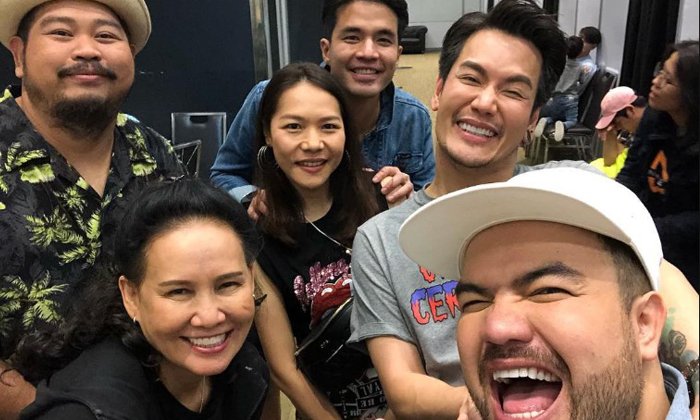 "ป๊อบ ปองกูล" ร่วมเฟรม "อาจารย์ปลา" เป็นกำลังใจให้กันในวันขึ้นคอนเสิร์ตใหญ่