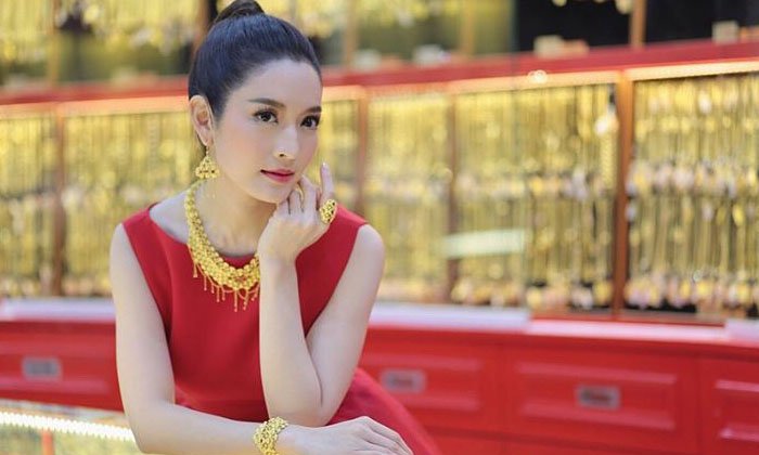 “แอฟ ทักษอร” เลอค่าในร้านทอง ไม่รู้จะโฟกัสตรงไหน เพราะทุกอย่างดูแพงไปหมด