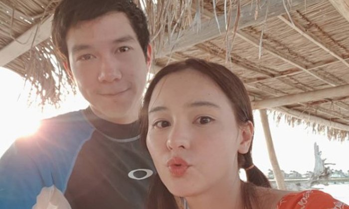 "ออม สุชาร์" ควง "แอมป์ พิธาน" เที่ยวมัลดีฟส์ ทริปนี้ดีงาม พ่อแม่ฝ่ายชายไปด้วย