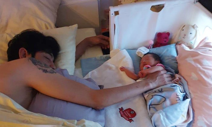 ภาพน่าเอ็นดู "พ่อหนุ่ม ศรราม" วางมือบนตัวลูกสาว แอบมีดราม่าเบาๆ