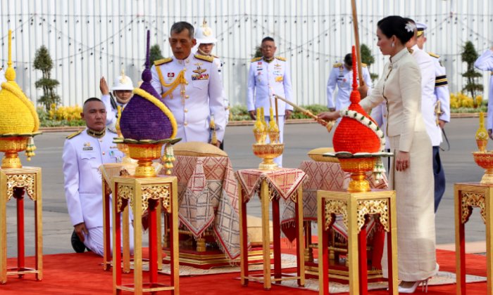 พระราชพิธีบรมราชาภิเษก: ในหลวง-พระราชินี เสด็จฯ สักการะพระบรมราชานุสรณ์