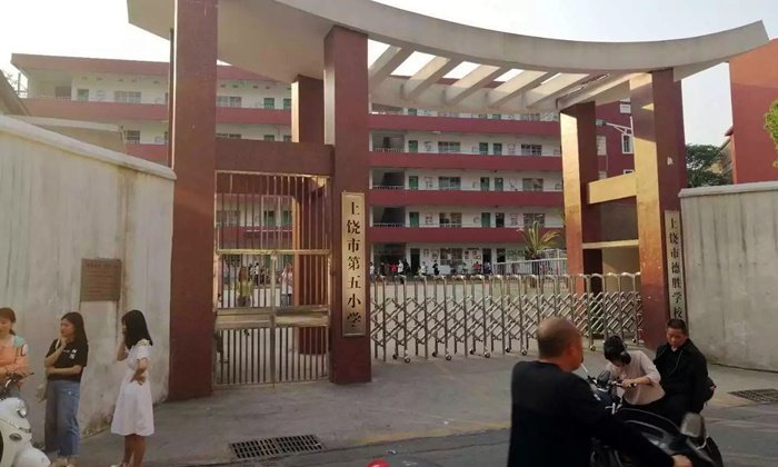 โรงเรียนประถมจีนช็อก พ่อบุกแทงเด็กชาย 10 ขวบ ดับ แค้นรังแกลูกสาว