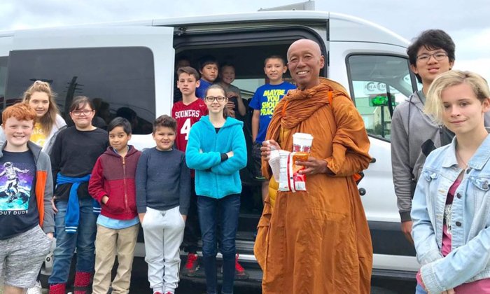พระสุธรรม ฐิตธัมโม อดีตเลขา รมว.ศึกษาธิการ "เดินธุดงค์เพื่อสันติภาพ" ข้ามอเมริกา