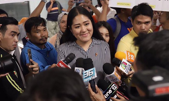 ช่อ พรรณิการ์ แจงแล้วที่มาภาพชุดครุยจุฬาฯ หลังเจอโยงพาดพิงสถาบัน