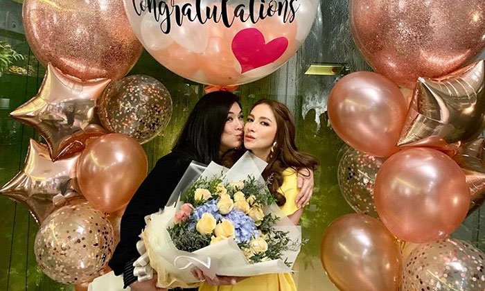 มิตรภาพที่สวยงาม "โบ ชญาดา" จูบแก้ม "นาตาลี" ฉลองวันแห่งความสุข