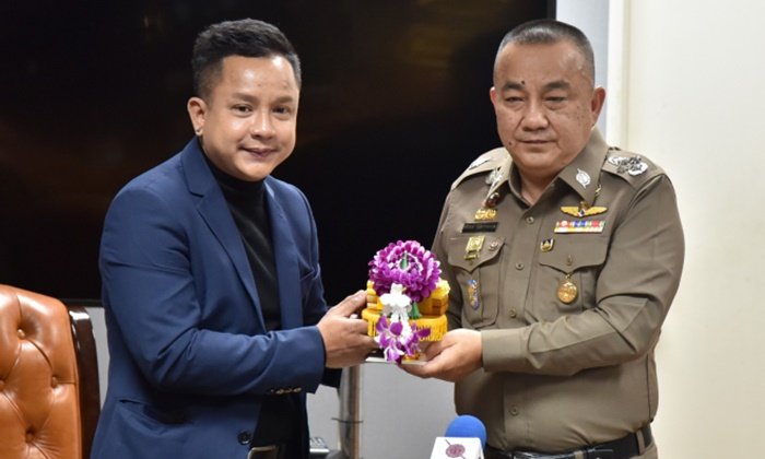 "จั๊กกะบุ๋ม เชิญยิ้ม" เข้าขอขมา "ศรีวราห์" ปมไลฟ์วิจารณ์ช่วย 13 ทีมหมูป่า