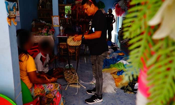 หารายได้พิเศษ รวบแม่บ้านสาวพร้อมช่างร้านชุดเช่า ค้ายาบ้า
