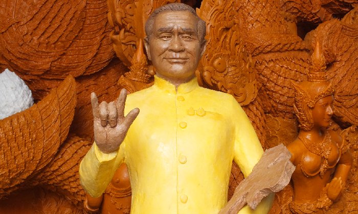 ฮือฮา! เปิดตัว "หุ่นเทียนคุณลุง ไอเลิฟยู" เตรียมแห่เทียนพรรษาปีนี้