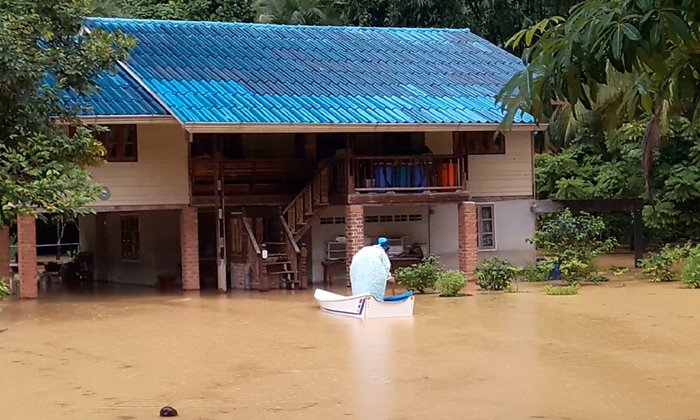 ฝนตกหนักน้ำท่วมขยายวงกว้างเพิ่มขึ้น ด้านน้ำป่าไหลหลากเข้าพื้นที่ทุ่งมะพร้าว