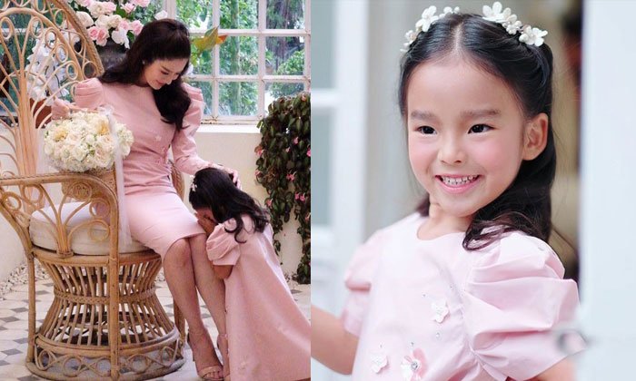 "น้องปีใหม่" ในชุดกระโปรงสุดสวย ก้มกราบตัก "แม่แอฟ" อย่างอ่อนช้อยเป็นภาพดีงามมาก