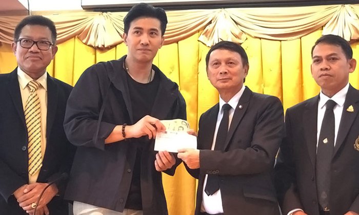 จบคดีแพรวา "หนุ่ม กรรชัย" พร้อมทนาย นำเงินที่ขาดอีก 8.6 แสน ไปมอบให้เหยื่อครบแล้ว