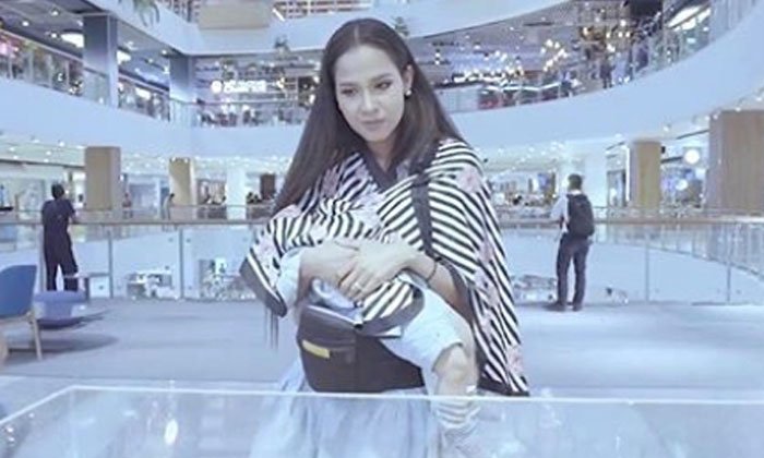 "เมญ่า" ฉุนถูกดราม่าให้นมลูกกลางห้าง ตอกกลับไม่ใช่เรื่องน่าอายเลยสักนิด