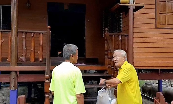 หายตัวไปนับปี "ลุงปรีชา" กลับถึงบ้านแล้ว หลังทำคนสะพรึงนอนในถุงกลางสะพานลอย