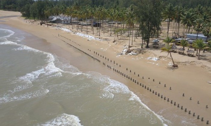 คลื่นมรสุมขนาดใหญ่ ซัดกัดเซาะชายหาดเขาหลัก โรงแรมเสียหาย