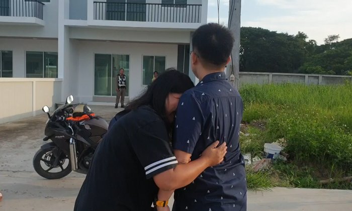 หนุ่มก่อสร้างผูกคอดับในหมู่บ้านชื่อดัง น้อยใจเมียยึดมือถือ-ทิ้งลูกแฝดวัย 2 ขวบไร้พ่อ