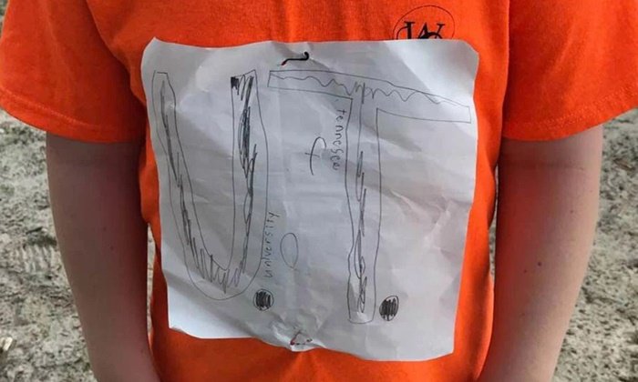 เด็กประถมโดนล้อเพราะ "โลโก้เสื้อ" ม.ดังแก้เผ็ด-สั่งผลิตเป็นทางการ