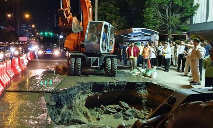 ถนนศรีอยุธยาทรุดเป็นหลุมลึก 2 เมตร พบสาเหตุจากโพรงน้ำใต้ดิน