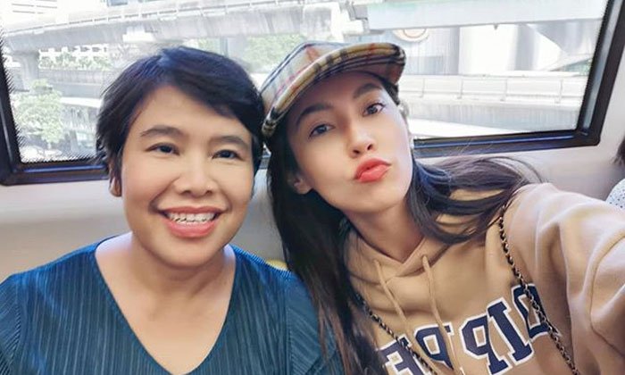 "เบลล่า" พาแม่นั่งรถไฟฟ้า "เวียร์" แซวเก่งคอมเมนต์เร็วมาก