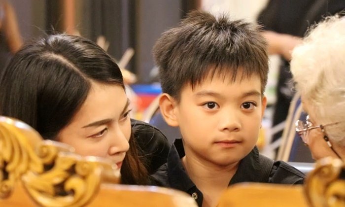 น้องเก๋ อดีตภรรยาโอ วรุฒ พาลูกชาย "น้องแอร์บัส" ไปกราบศพพ่อ