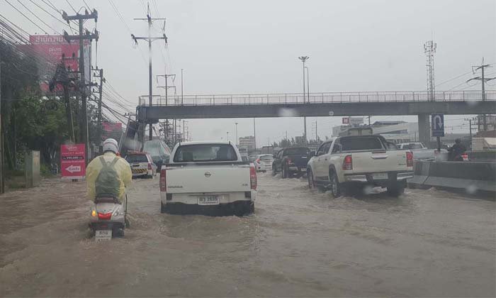 ปทุมธานีฝนตกหนัก ถนนพหลโยธินขาออกน้ำท่วมผิวทางยาวกว่า 6 กม.