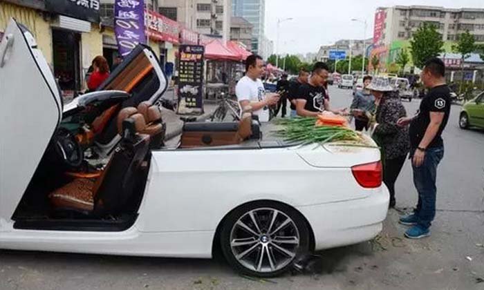หรูอะไรเบอร์นี้? หนุ่มจีนขับสปอร์ตเปิดประทุน มาเปิดท้ายขาย “ต้นหอม”