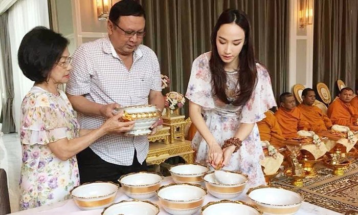 คนสวยใจบุญ "อั้ม พัชราภา" เปิดบ้านทำบุญเลี้ยงพระ ข้าวของถูกจัดได้อย่างงดงาม
