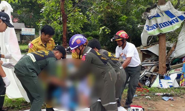 สลด! รถพยาบาลเสียหลักชนต้นไม้ พยาบาลดับ 2 ศพ โชเฟอร์ขาขาด