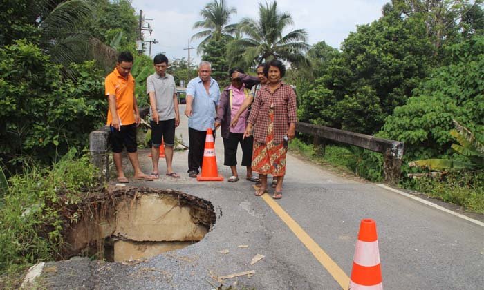 ชาวบ้านผวา! พื้นถนนทรุดน้ำกัดเซาะเป็นหลุม เร่งหน่วยงานภาครัฐเข้าแก้ก่อนเกิดอุบัติเหตุ