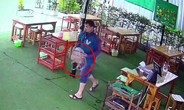 ขโมยแสบทำเนียนยืนหน้าร้าน สบโอกาสแม่ค้าเผลอ ย่องฉก "กระเป๋าเงิน" หนีลอยนวล (มีคลิป)