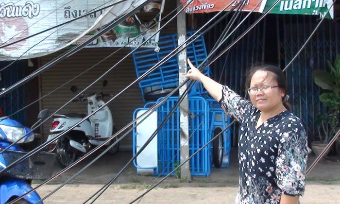 “ประติมากรรมระโยงระยาง” ชาวบ้านร้องทุกข์-สายสื่อสารหย่อนเรี่ยราดหวั่นเกิดอันตราย