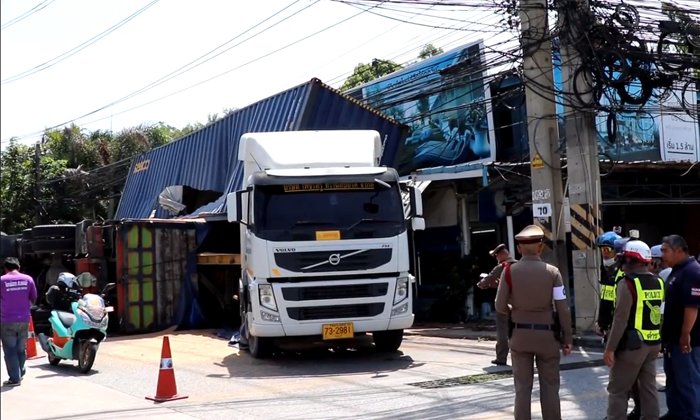 "สิบล้อ" เบรกแตกพุ่งชน "รถพ่วง" รอเลี้ยว เจ้าหน้าที่เร่งเคลียร์ก่อนจราจรติดขัด