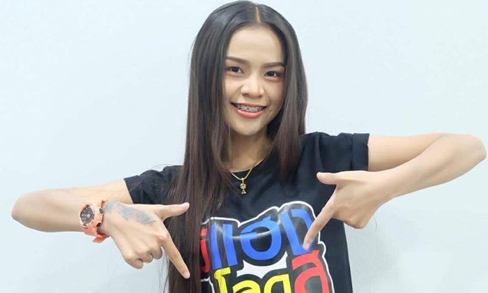 โซเชียลวิจารณ์สนั่น "อาม ชุติมา" หลั่งน้ำตา หลังถูกจับคาเวที