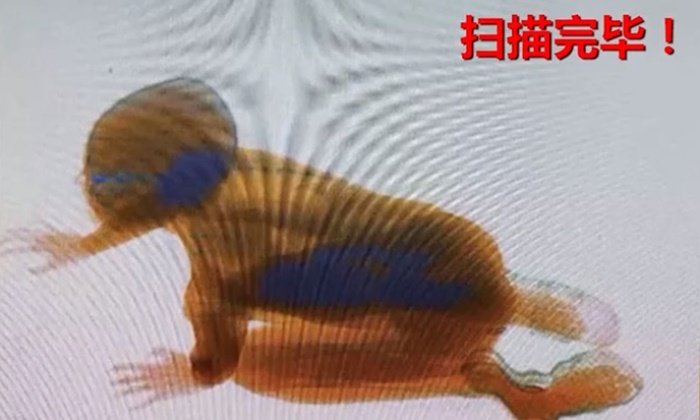 อาตี๋สุดซน แอบมุดเล่น “สแกนตัวเอง” ในเครื่องตรวจกระเป๋าเข้าสถานีรถไฟ