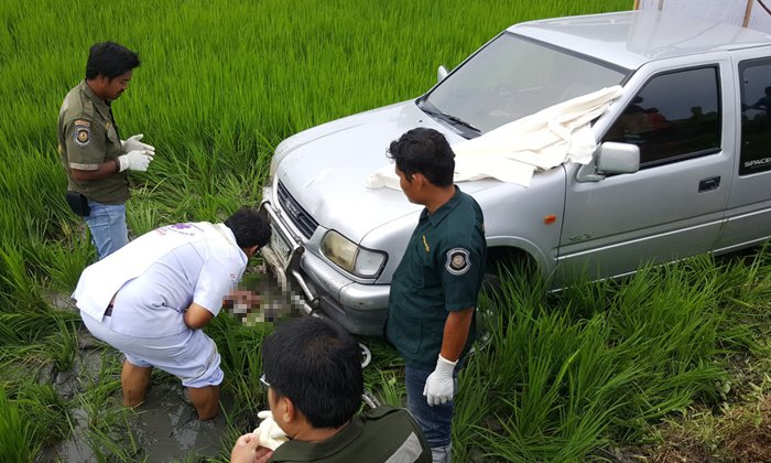พ่อเฒ่าสายบุญขี่จักรยานไปทำความสะอาดวัด ตัดหน้ากระบะถูกชนตกนา รถทับดับอนาถ!