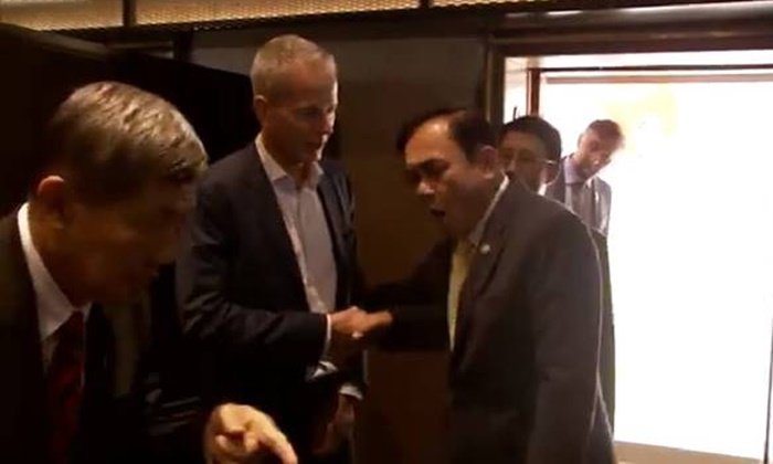 เพจดังแอบแซว "บิ๊กตู่" ร้องโอ้ยลั่น "โดนัลด์ ทัสก์" ทักทายจับมือ