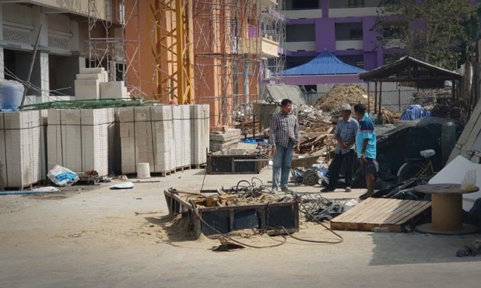 เครนยกกระบะทรายสลิงขาด 3 คนงานร่วงลอยละลิ่วตกกระแทกพื้น