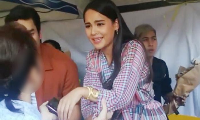 แฟนคลับเจ็บแทน หลัง "ญาญ่า" ถูกกระชากแขนให้ถ่ายเซลฟี่จนร้องโอ้ย