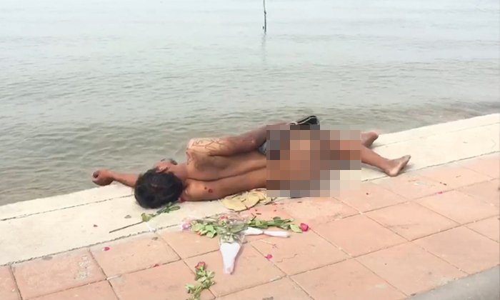 หนุ่มอกหักแก้ผ้านอนโชว์ริมหาด หวังให้แฟนสาวที่ทิ้งไปเสียดาย