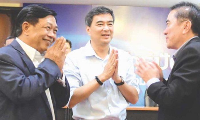 "ประชาธิปัตย์" ภายใต้การนำของ "อภิสิทธิ์" ต้องระวังงูเห่า–พรรคแตก